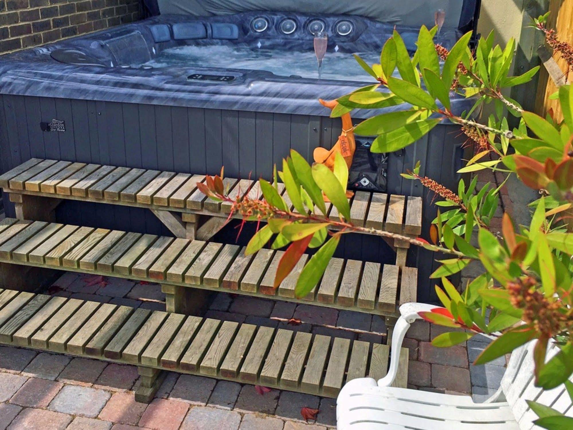 Duck With Hot Tub Pyecombe